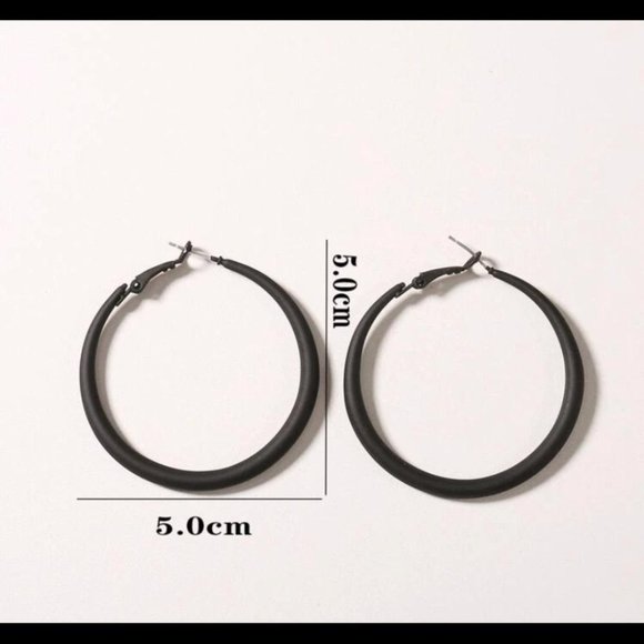 Black, delicate hoop earrings - Picture 3 of 3
